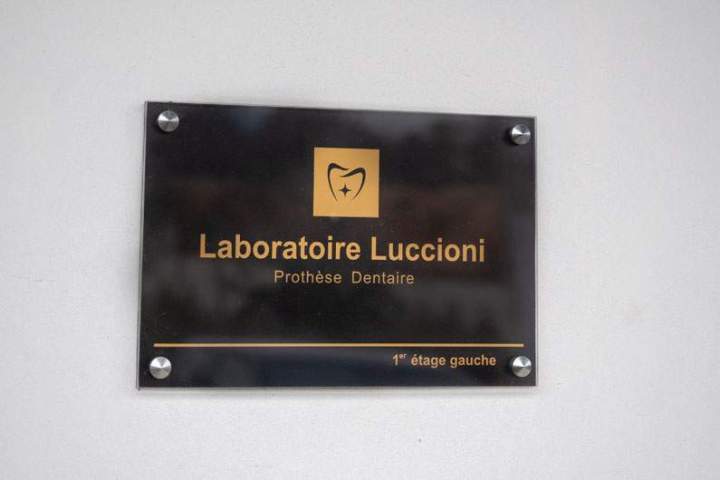 Plaque laboratoire Luccioni Ajaccio